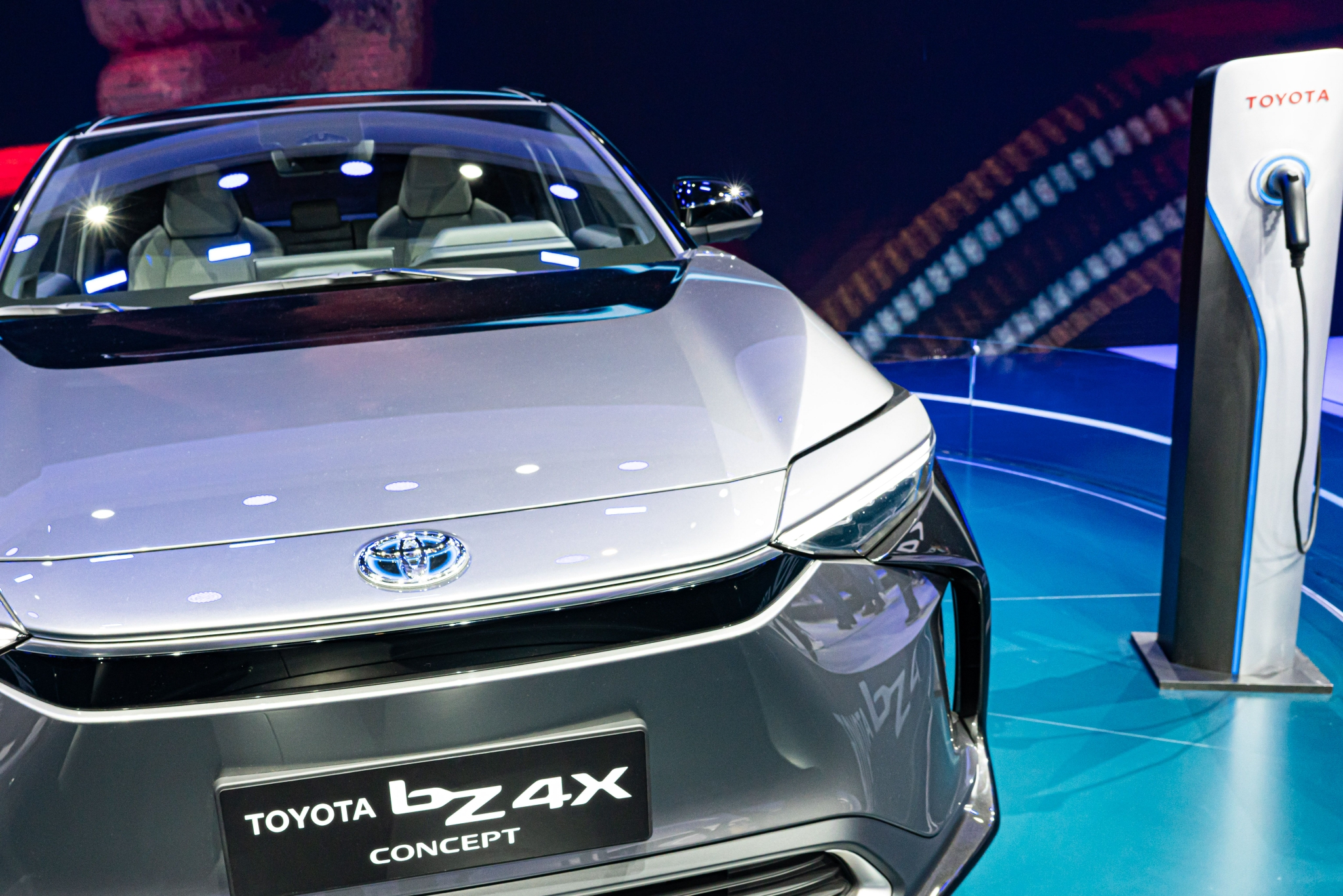 广汽丰田bZ4X因销量不济降价3万元，卖更少的一汽丰田还在观望